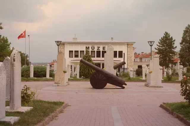 Gün batımında sıcak ışık cepheyi yumuşatırken Edirne Arkeoloji ve Etnografya Müzesi kadraja sakin bir şehir anısı gibi girdi.