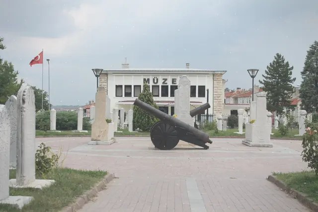 Kış sabahının serin mavisiyle Edirne Arkeoloji ve Etnografya Müzesi daha sessiz, daha yalın bir ziyaret rotasına dönüştü.