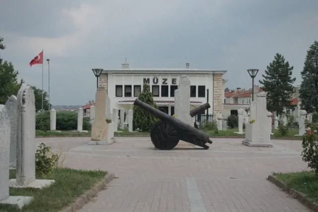 Yağmurdan sonra taş zemindeki yansımalar Edirne Arkeoloji ve Etnografya Müzesi çevresine güçlü bir atmosfer kattı.