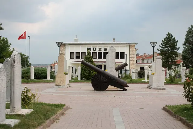Bulutlu öğlen ışığında Edirne Arkeoloji ve Etnografya Müzesi daha dengeli ve belgesel bir görünüm kazandı.