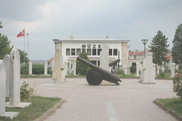 Hafif sisli sabah havası Edirne Arkeoloji ve Etnografya Müzesi için daha zamansız ve sakin bir kare oluşturdu.