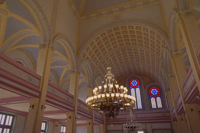 Gün batımında sıcak ışık cepheyi yumuşatırken Edirne Büyük Sinagogu kadraja sakin bir şehir anısı gibi girdi.