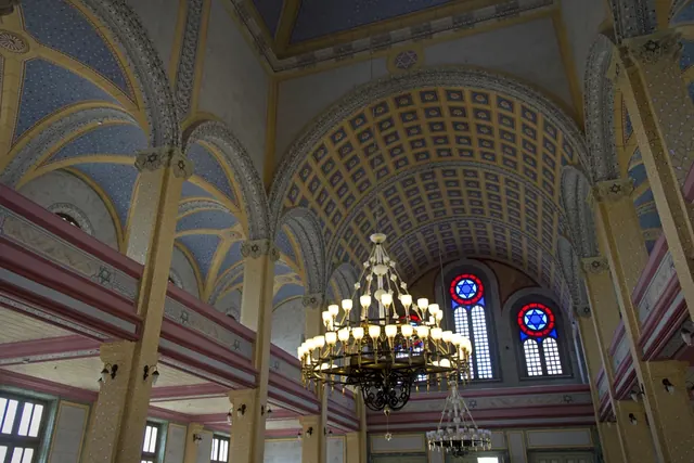 Yakın kadraj etkisi Edirne Büyük Sinagogu çevresindeki mimari ayrıntıları öne çıkardı.