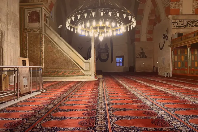 Gün batımında sıcak ışık cepheyi yumuşatırken Eski Cami kadraja sakin bir şehir anısı gibi girdi.