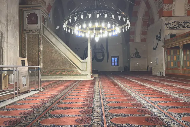 Kış sabahının serin mavisiyle Eski Cami daha sessiz, daha yalın bir ziyaret rotasına dönüştü.