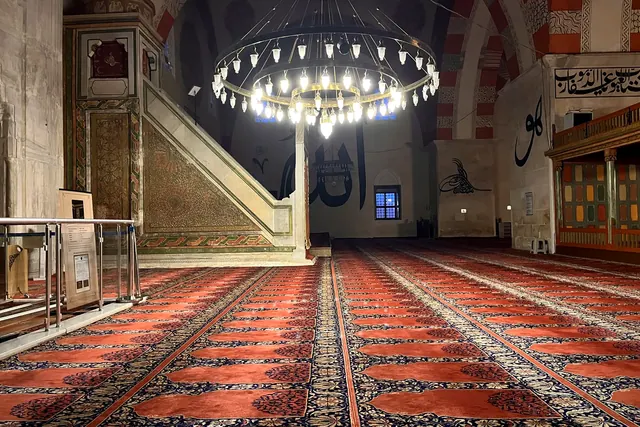 Bulutlu öğlen ışığında Eski Cami daha dengeli ve belgesel bir görünüm kazandı.