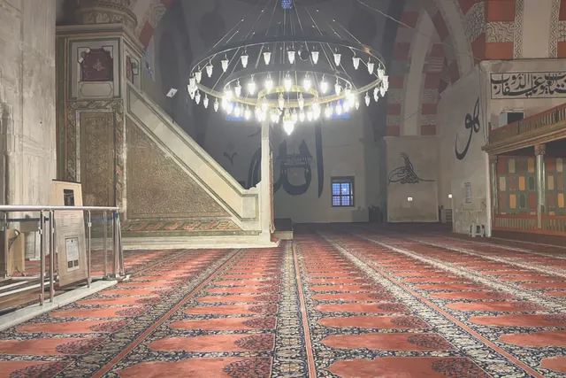 Hafif sisli sabah havası Eski Cami için daha zamansız ve sakin bir kare oluşturdu.