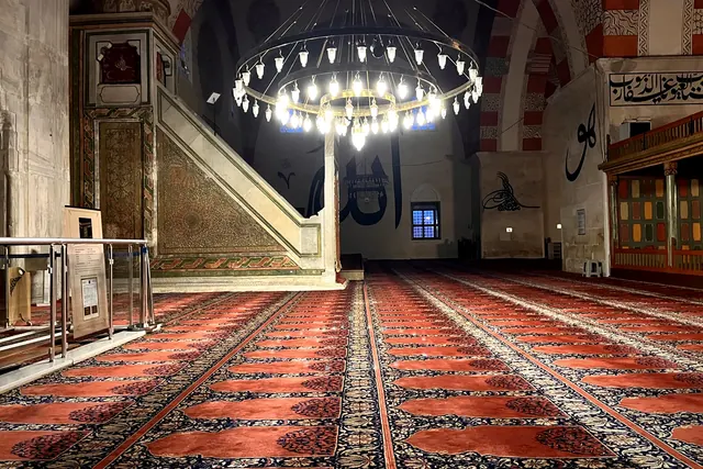 Yakın kadraj etkisi Eski Cami çevresindeki mimari ayrıntıları öne çıkardı.