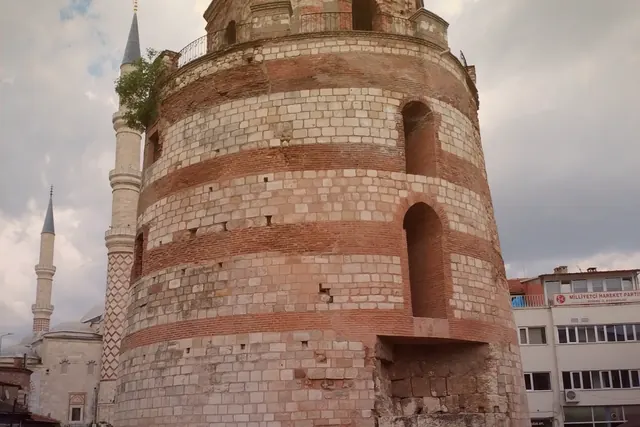 Altın saatte çekilen bu kare, Makedonya Kulesi ve Roma Duvarları çevresindeki detayları yumuşak gölgelerle öne çıkardı.