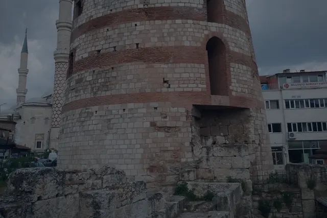 Mavi saate yaklaşırken Makedonya Kulesi ve Roma Duvarları silueti, şehrin akşam ritmiyle birleşti.
