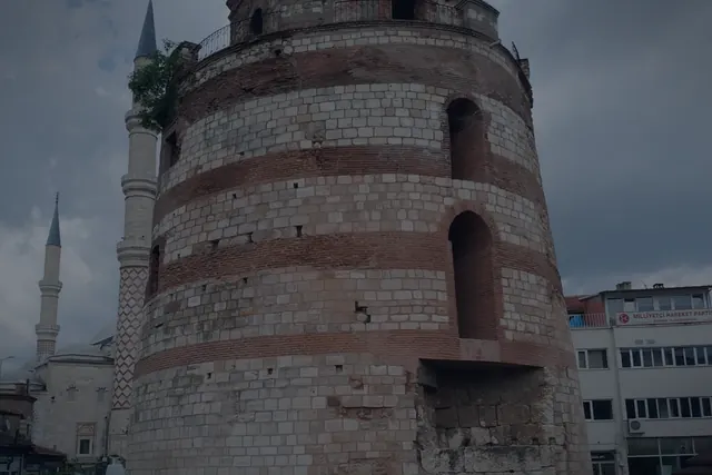 Gece ışığı etkisiyle Makedonya Kulesi ve Roma Duvarları, ziyaretçinin aklında kalan daha sinematik bir iz bıraktı.