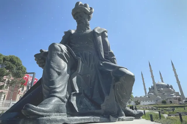 Kış sabahının serin mavisiyle Selimiye Camii ve Külliyesi daha sessiz, daha yalın bir ziyaret rotasına dönüştü.