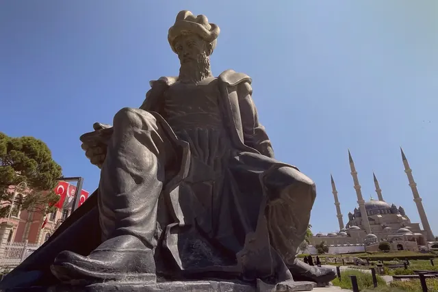 Altın saatte çekilen bu kare, Selimiye Camii ve Külliyesi çevresindeki detayları yumuşak gölgelerle öne çıkardı.