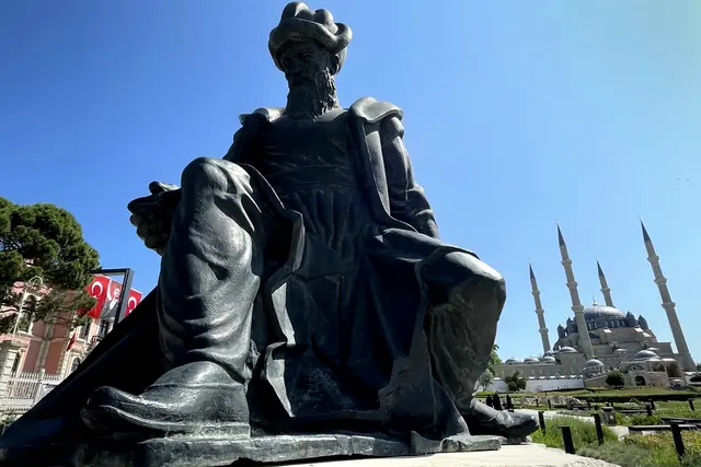 Yakın kadraj etkisi Selimiye Camii ve Külliyesi çevresindeki mimari ayrıntıları öne çıkardı.