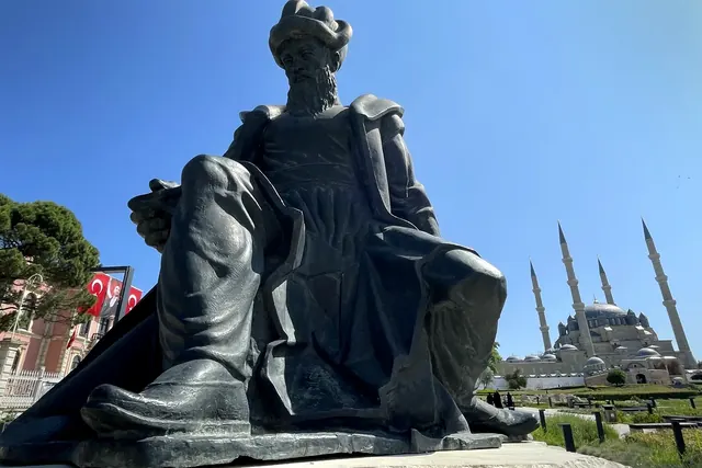 Geniş açı hissiyle Selimiye Camii ve Külliyesi, çevresiyle birlikte okunabilen ferah bir rota karesine dönüştü.