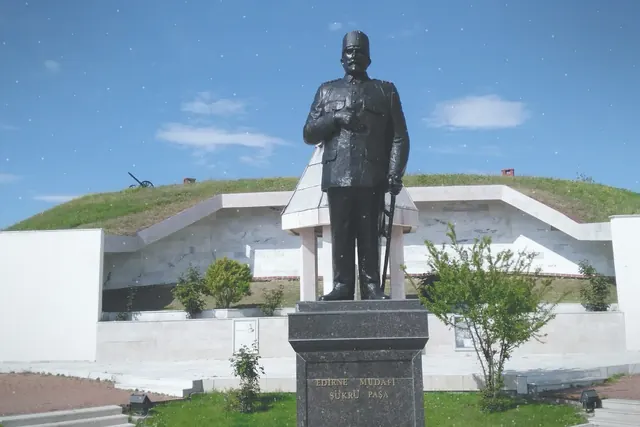 Kış sabahının serin mavisiyle Şükrü Paşa Anıtı ve B.Savaşları Müzesi daha sessiz, daha yalın bir ziyaret rotasına dönüştü.