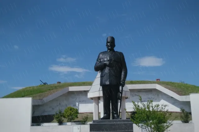 Yağmurdan sonra taş zemindeki yansımalar Şükrü Paşa Anıtı ve B.Savaşları Müzesi çevresine güçlü bir atmosfer kattı.