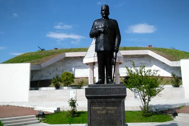 Bulutlu öğlen ışığında Şükrü Paşa Anıtı ve B.Savaşları Müzesi daha dengeli ve belgesel bir görünüm kazandı.