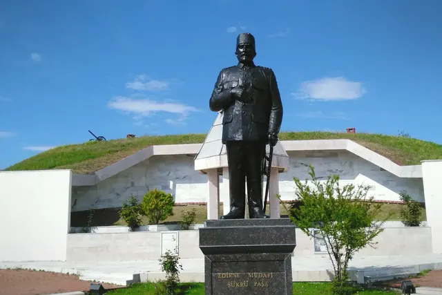 İlkbahar tonları Şükrü Paşa Anıtı ve B.Savaşları Müzesi çevresindeki taş dokuyu ve açık alanları daha canlı gösterdi.