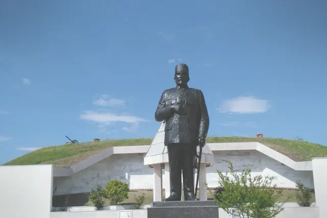 Hafif sisli sabah havası Şükrü Paşa Anıtı ve B.Savaşları Müzesi için daha zamansız ve sakin bir kare oluşturdu.