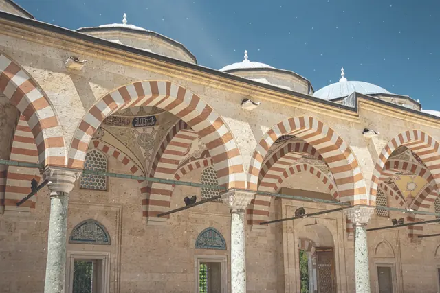 Kış sabahının serin mavisiyle Üç Şerefeli Cami daha sessiz, daha yalın bir ziyaret rotasına dönüştü.