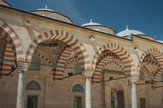 Yağmurdan sonra taş zemindeki yansımalar Üç Şerefeli Cami çevresine güçlü bir atmosfer kattı.