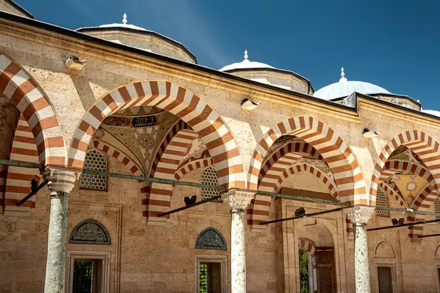 Yakın kadraj etkisi Üç Şerefeli Cami çevresindeki mimari ayrıntıları öne çıkardı.